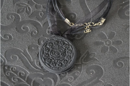 Collier Biscuit au chocolat fourré à la vanille