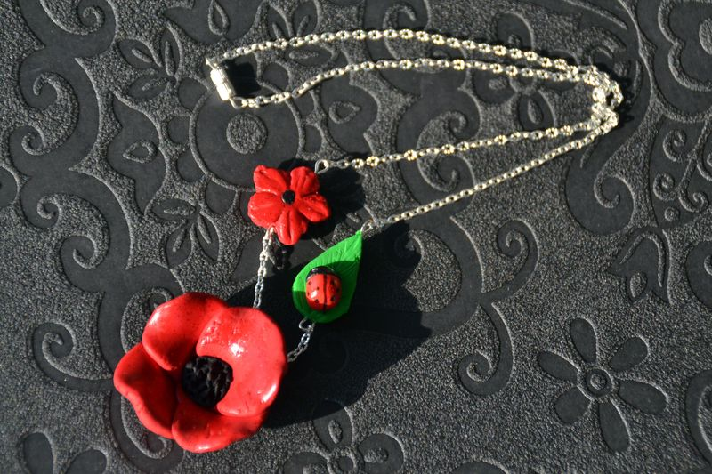 Collier Coquelicot et coccinelle