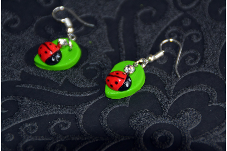 Boucles d'oreilles Coccinelle sur sa feuille