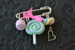 Broche Guimauve, sucette et macarons