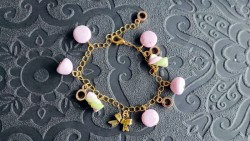 Guimauves, fraises, petites billes de chocolat