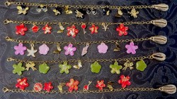 Bracelet Pampilles Dorées – Élégance et Charme avec Breloques