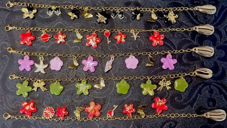 Bracelet Pampilles Dorées – Élégance et Charme avec Breloques